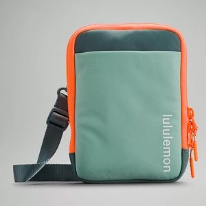 Lululemon On The Move Easy Access Crossbody in Tidewater Teal